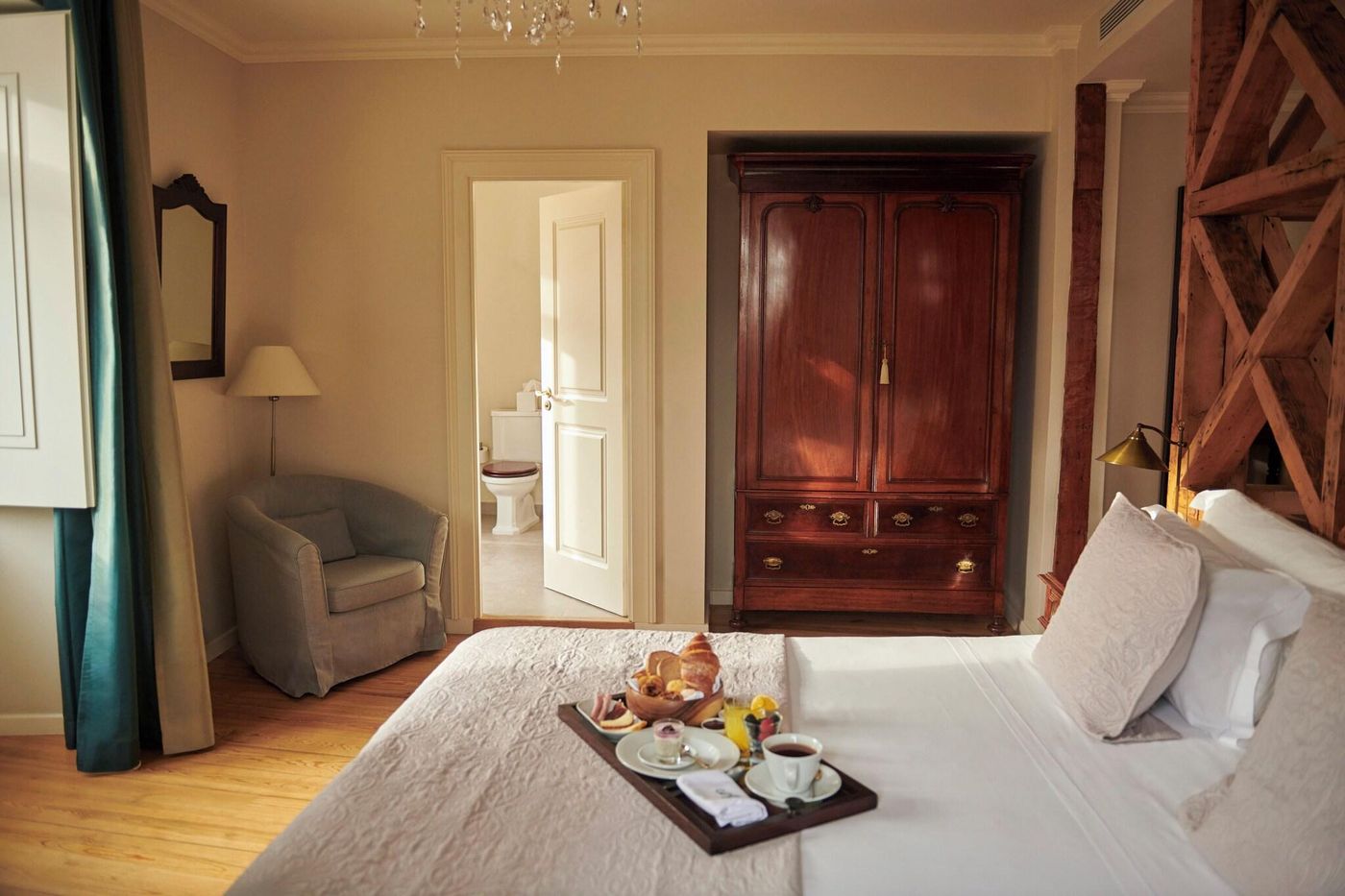 Alegria-A-Lisbon-Boutique-Hotel-Room-40