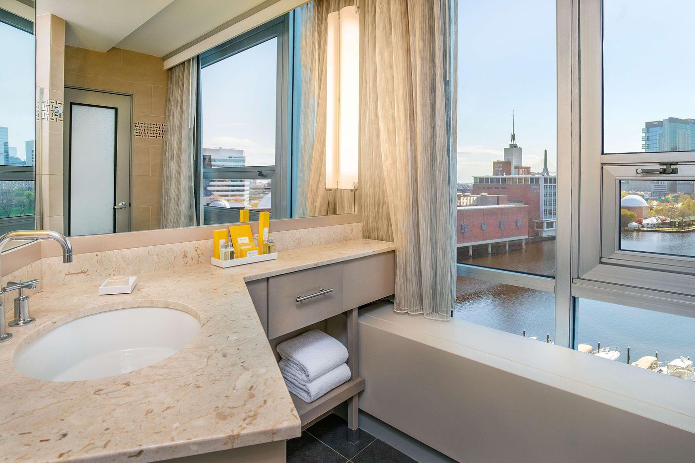The-Royal-Sonesta-Boston-Room-33