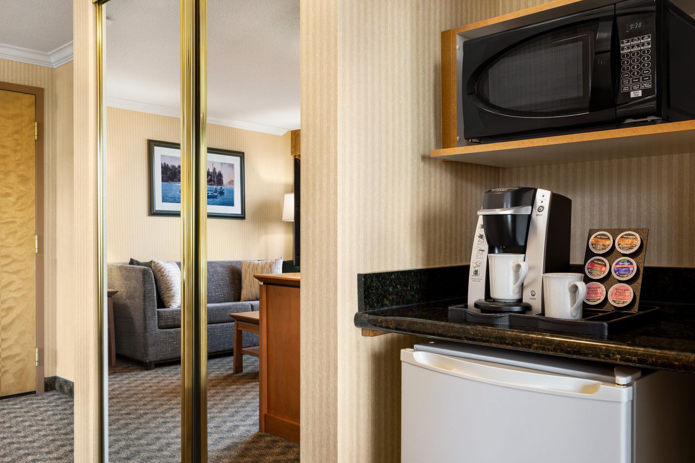 Holiday-Inn---Suites-North-Vancouver-Room-12