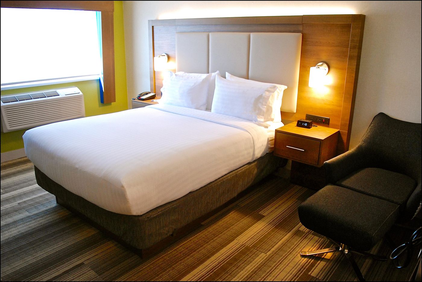 Holiday-Inn-Express-Vancouver-Airport-Richmond-Room-37