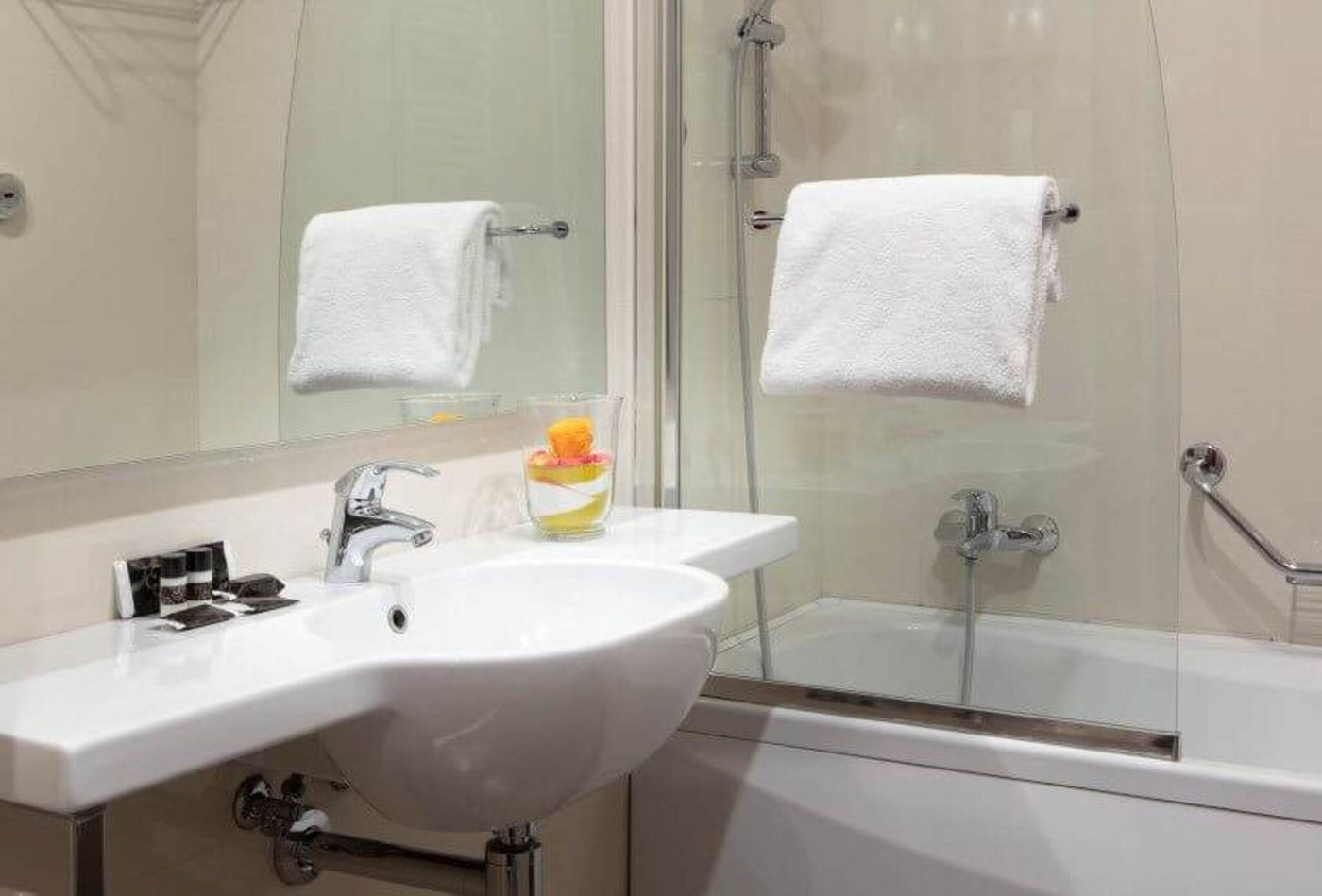 Smart-Hotel-Holiday-Room-39