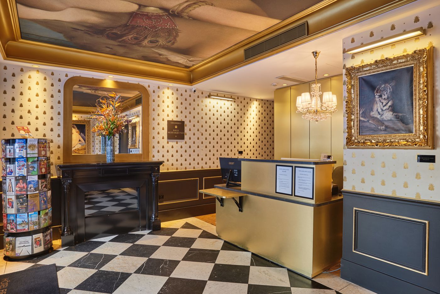 Hotel-Eiffel-Petit-Louvre-Lobby-1