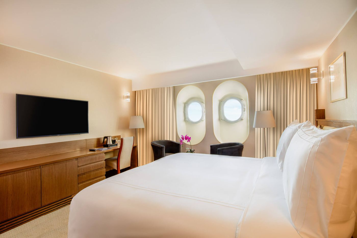 Queen-Elizabeth-2-Hotel-Room-21