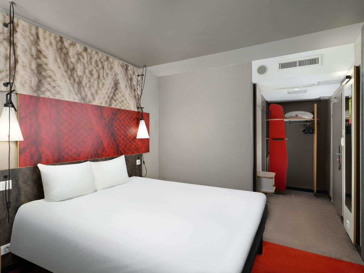 Ibis-Hotel-Heroes-Square-Room-37