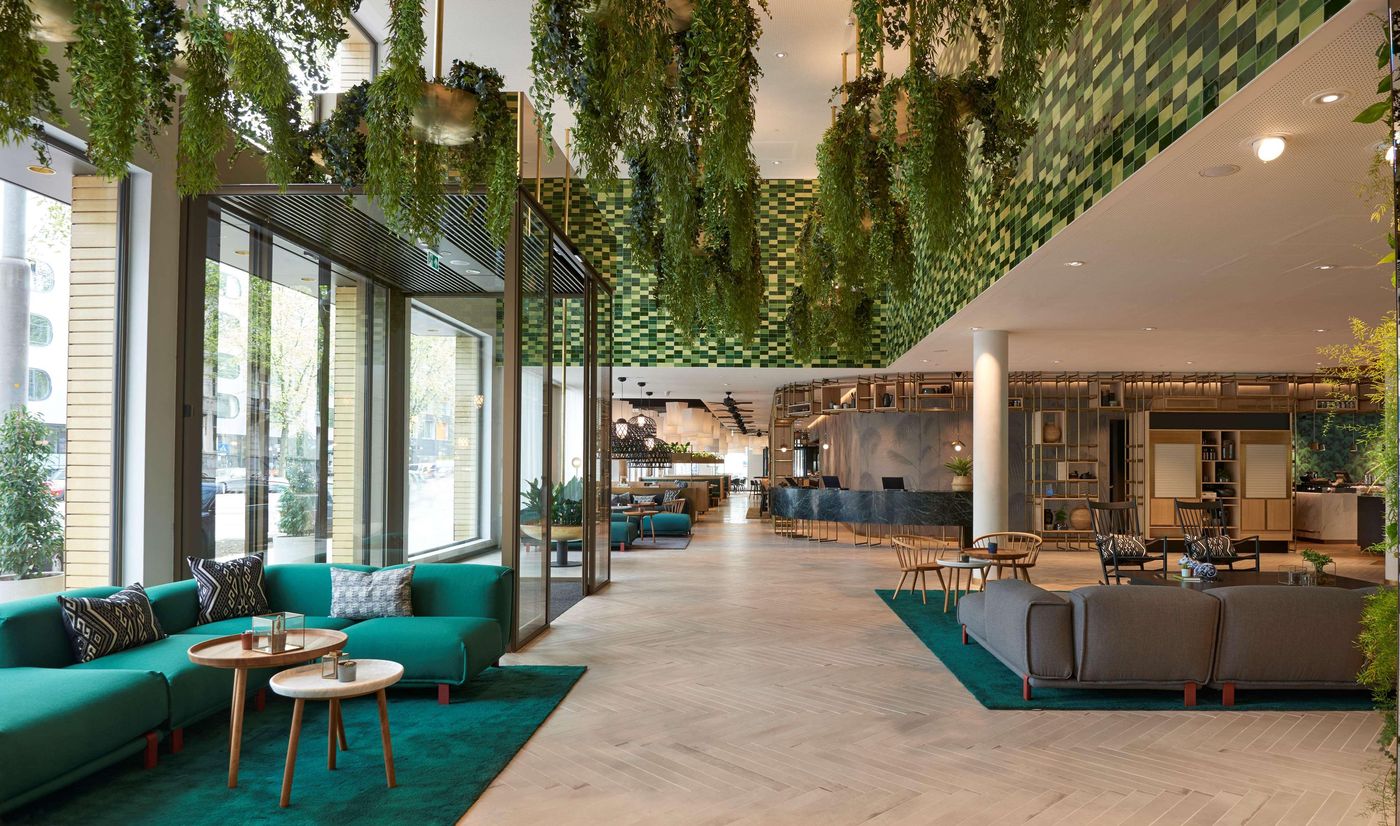 Hyatt-Regency-Amsterdam-Lobby-2