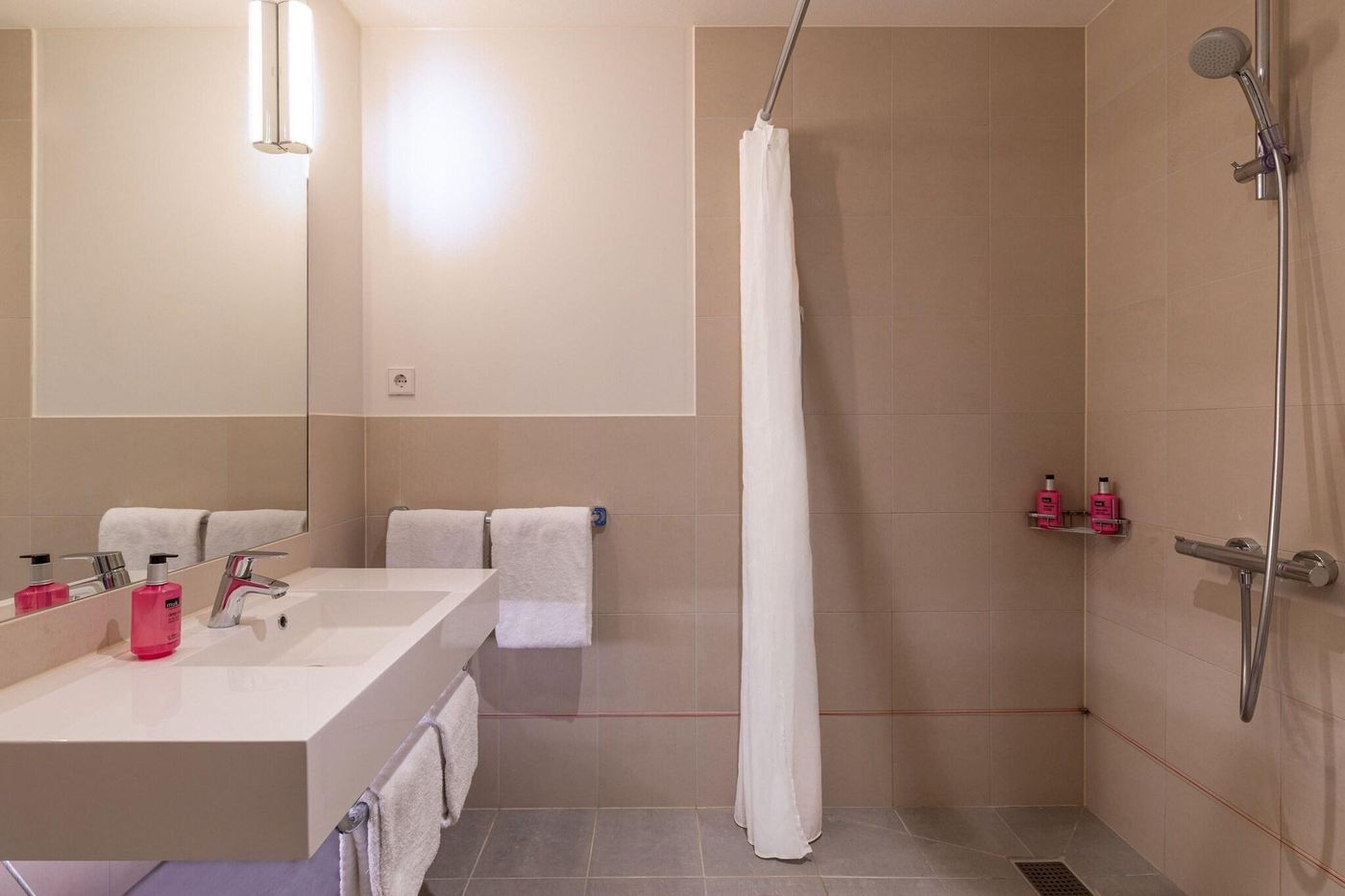 Moxy-Amsterdam-Houthavens-Room-37