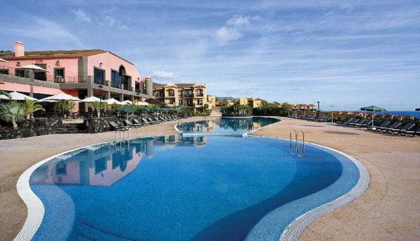 Hotel-Las-Olas-Pool-3