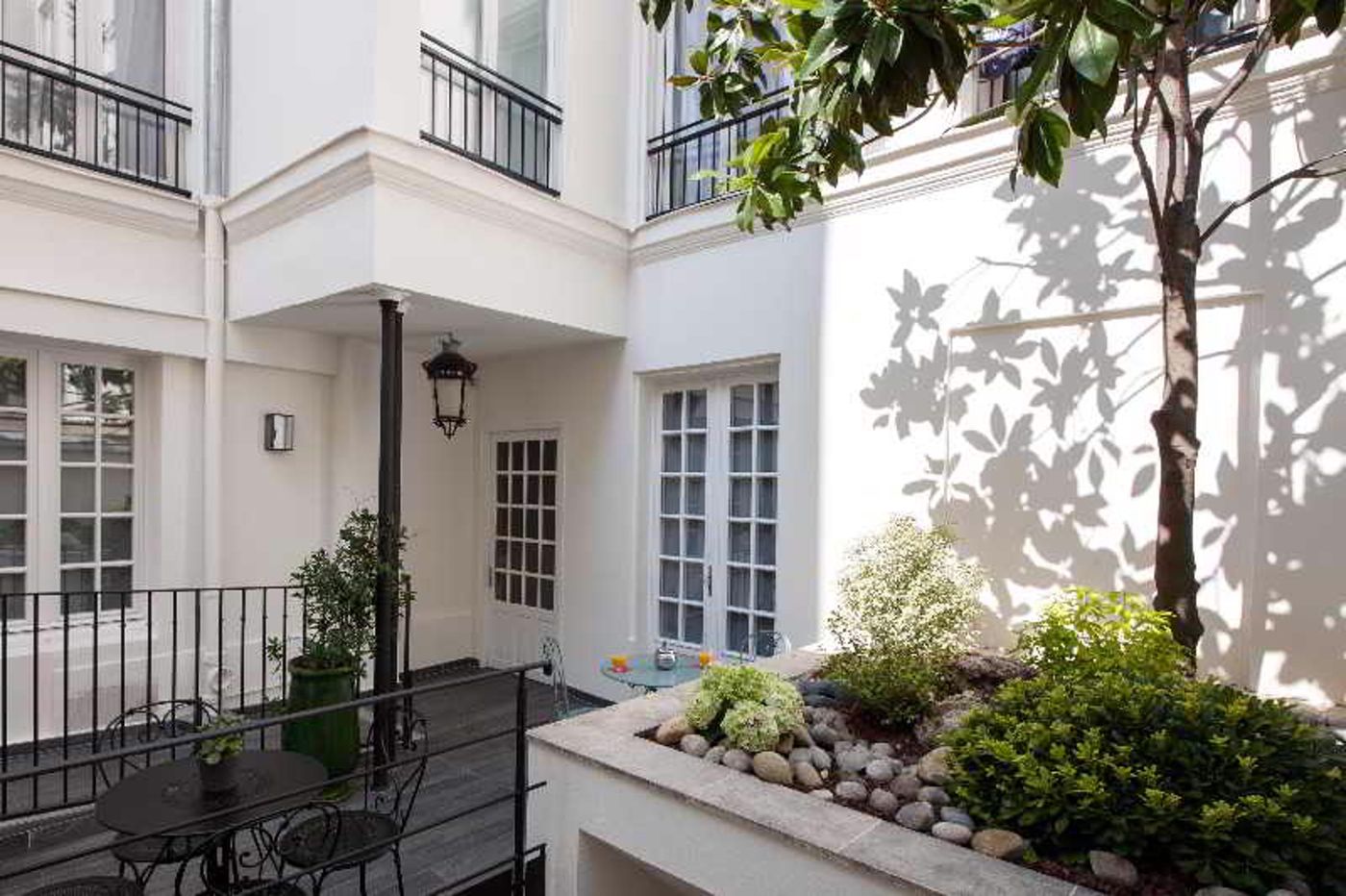 Hotel-des-3-Poussins-Terrace-1