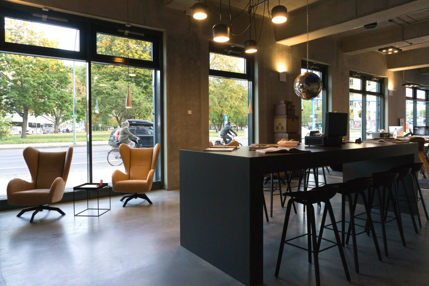 Moxy-Berlin-Ostbahnhof-Lobby-8