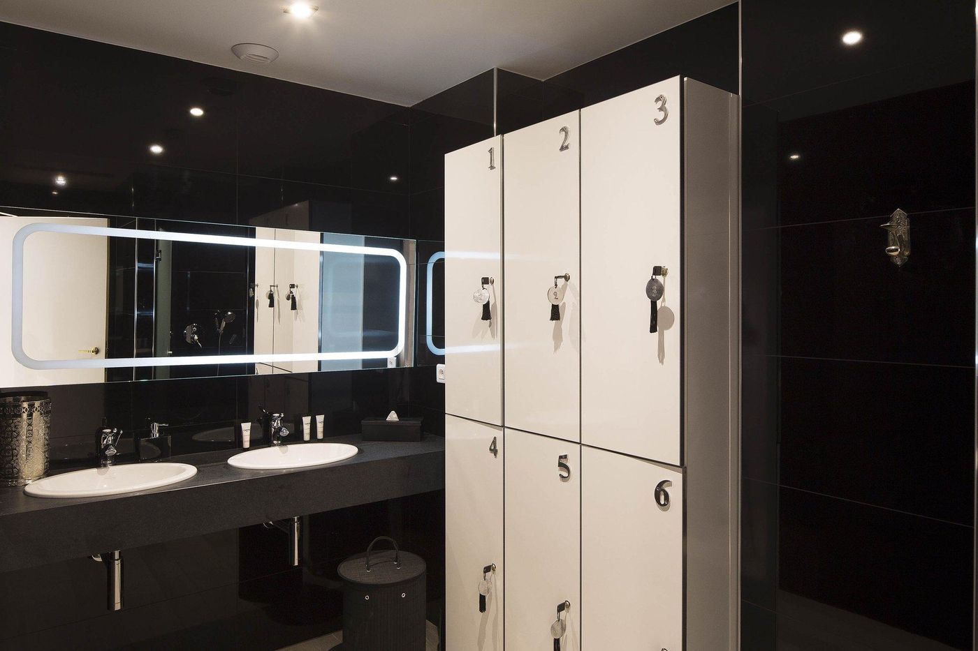 Hotel-Le-Belmont-Paris-Sports-and-Entertainment-27