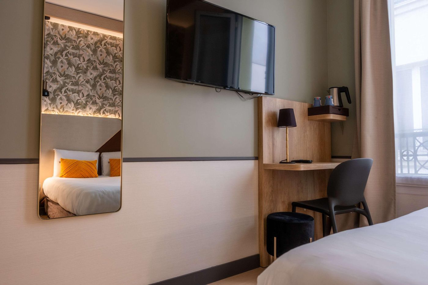 Kyriad-Par----s-10---Canal-Saint-Martin--R----publique-Room-37