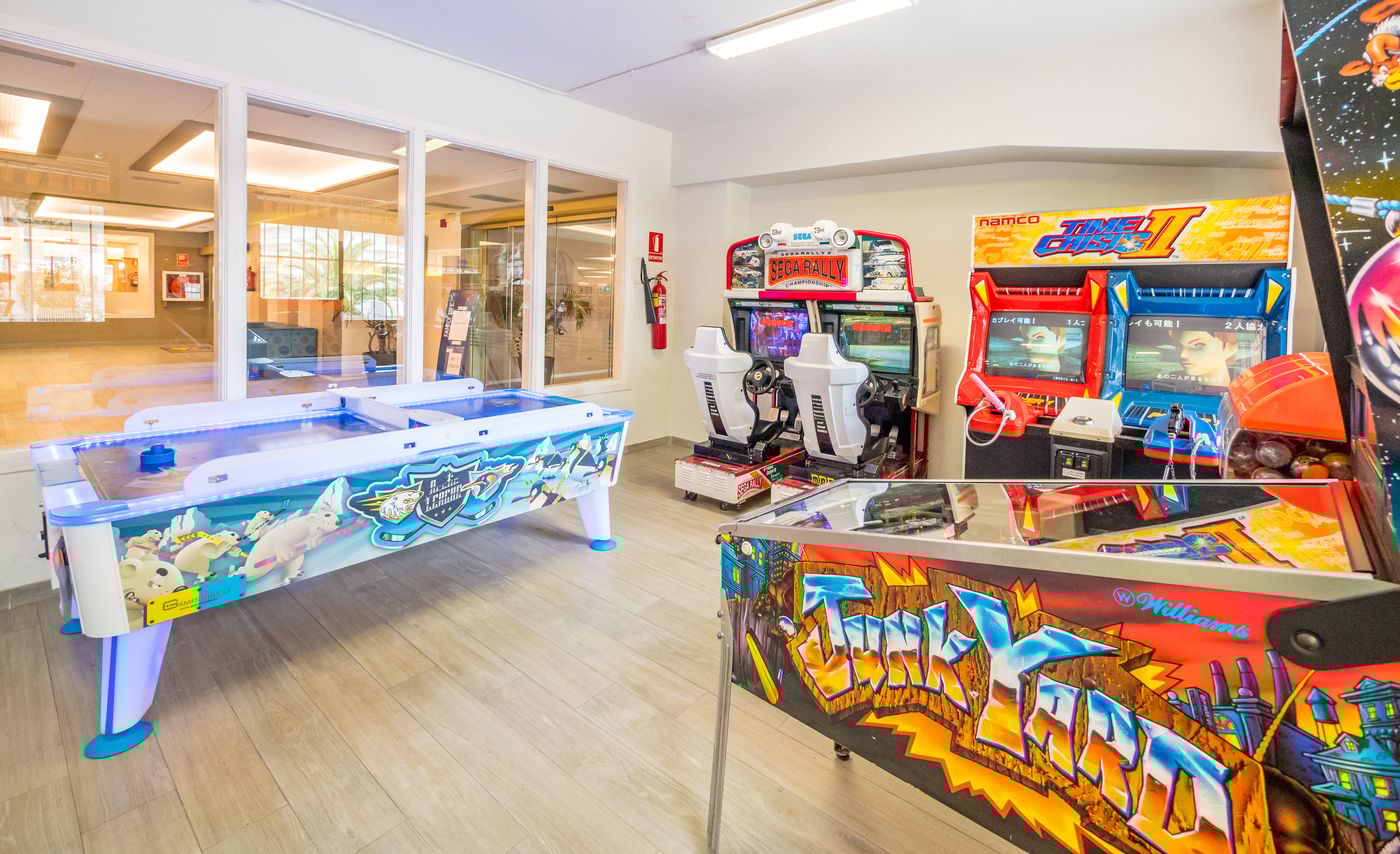 Golden-Avenida-Family-Suites-Sports-and-Entertainment-42