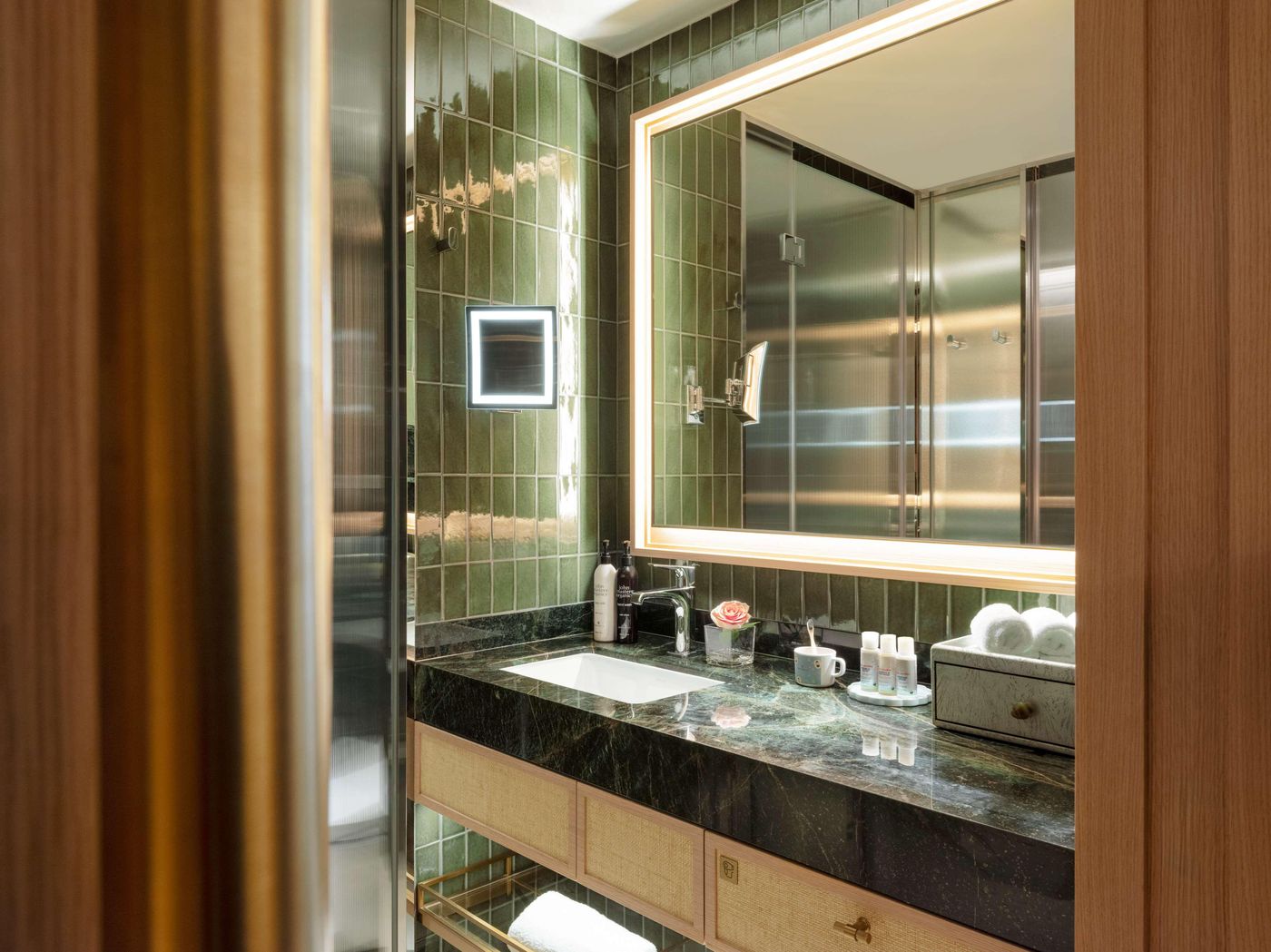 Island-Shangri-La-Hong-Kong-Room-52