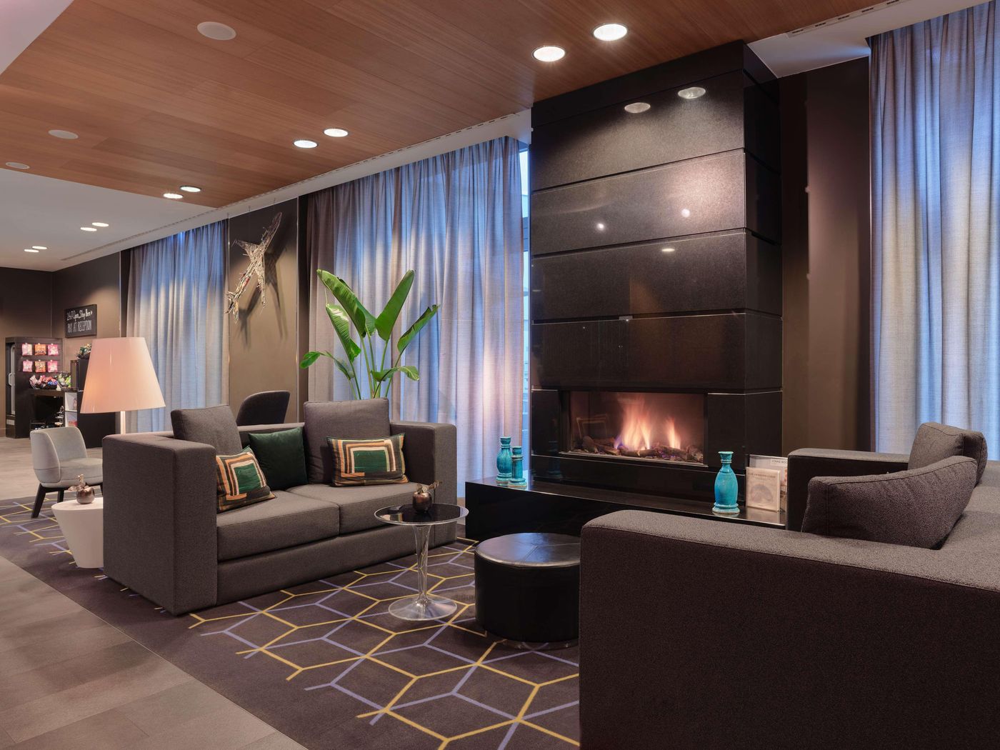 Adina-Apartment-Hackescher-Markt-Lobby-12