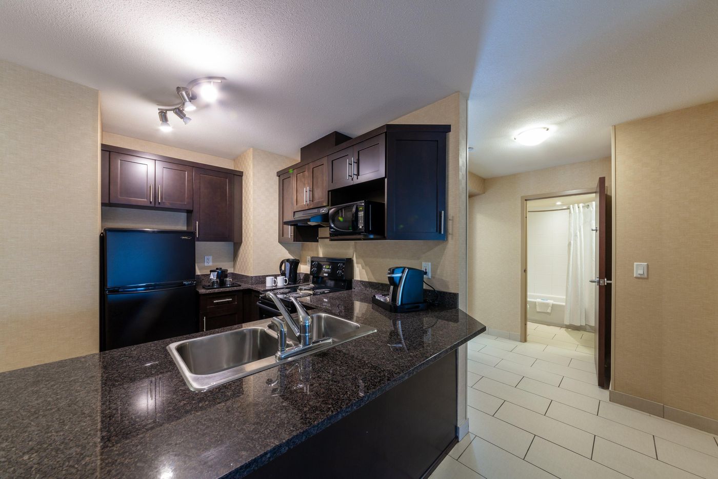 Holiday-Inn-Express---Suites-Riverport-Room-36