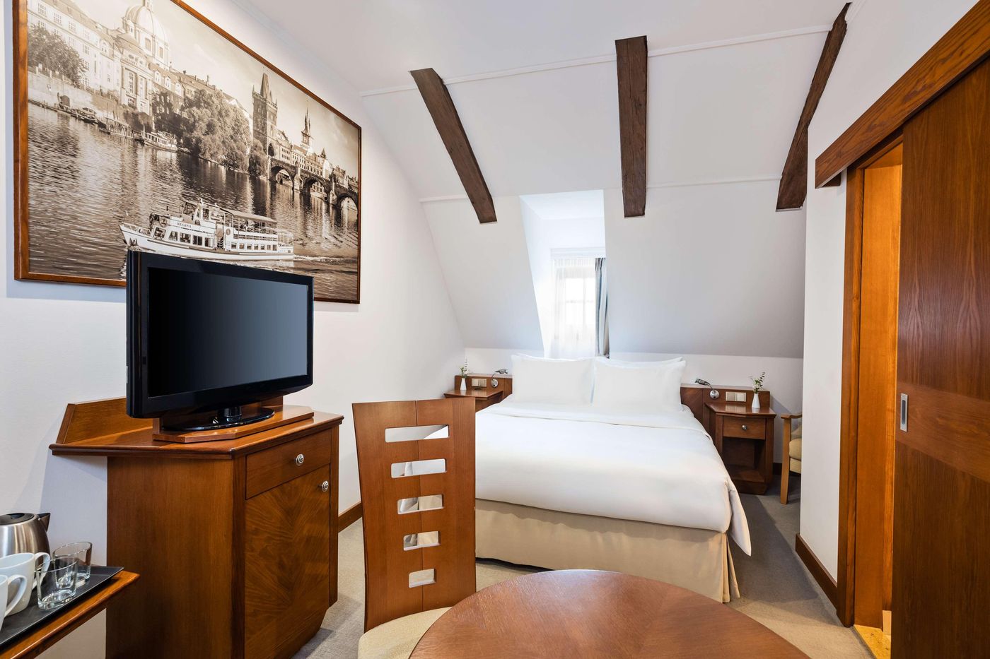 Lindner-Hotel-Prague-Castle--part-of-JdV-by-Hyatt-Room-10