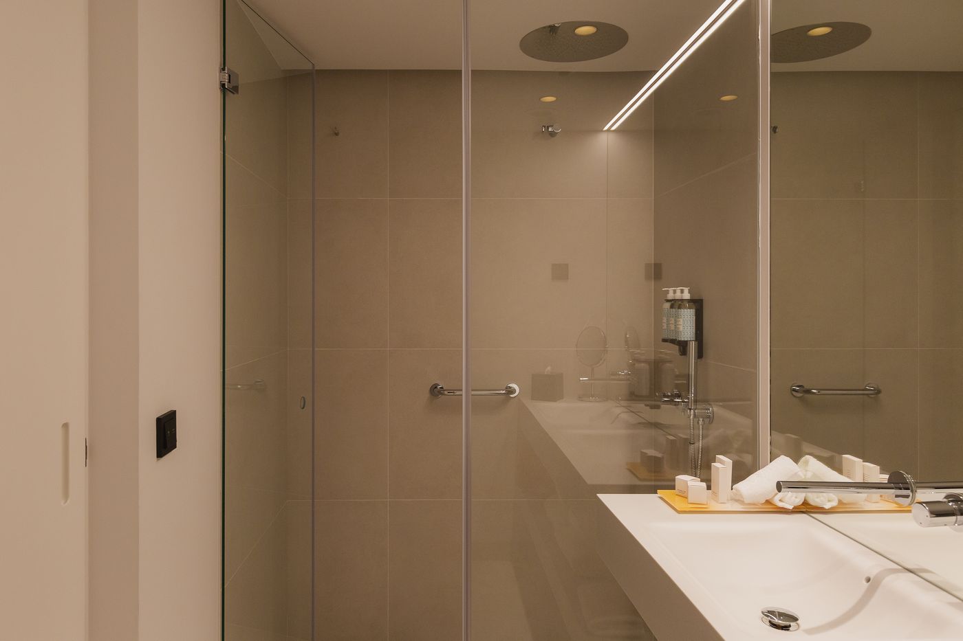 Lumen-Hotel-and-The-Lisbon-Light-Show-Room-29