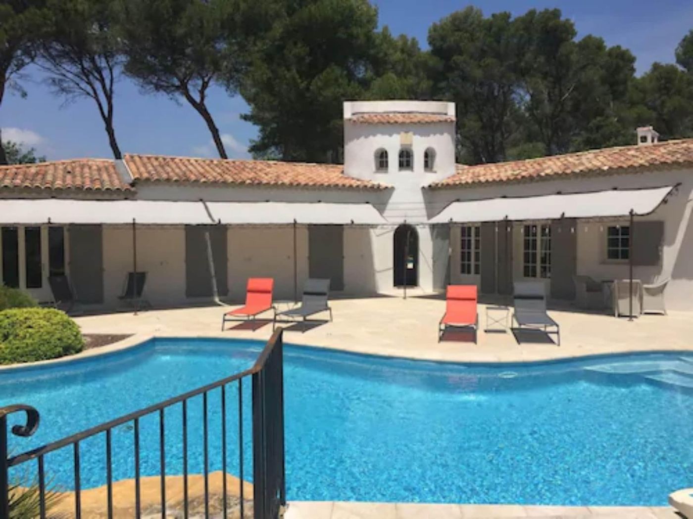 Une Pause En Provence-France-LE BEAUSSET-General view-1