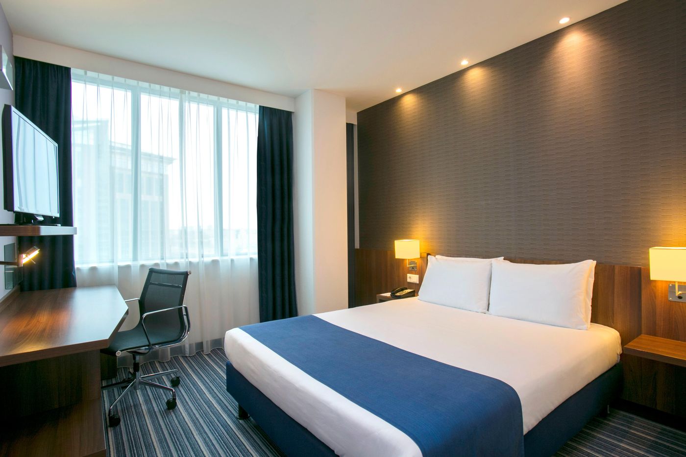 Holiday-Inn-Express-Amsterdam-Schiphol-Room-12