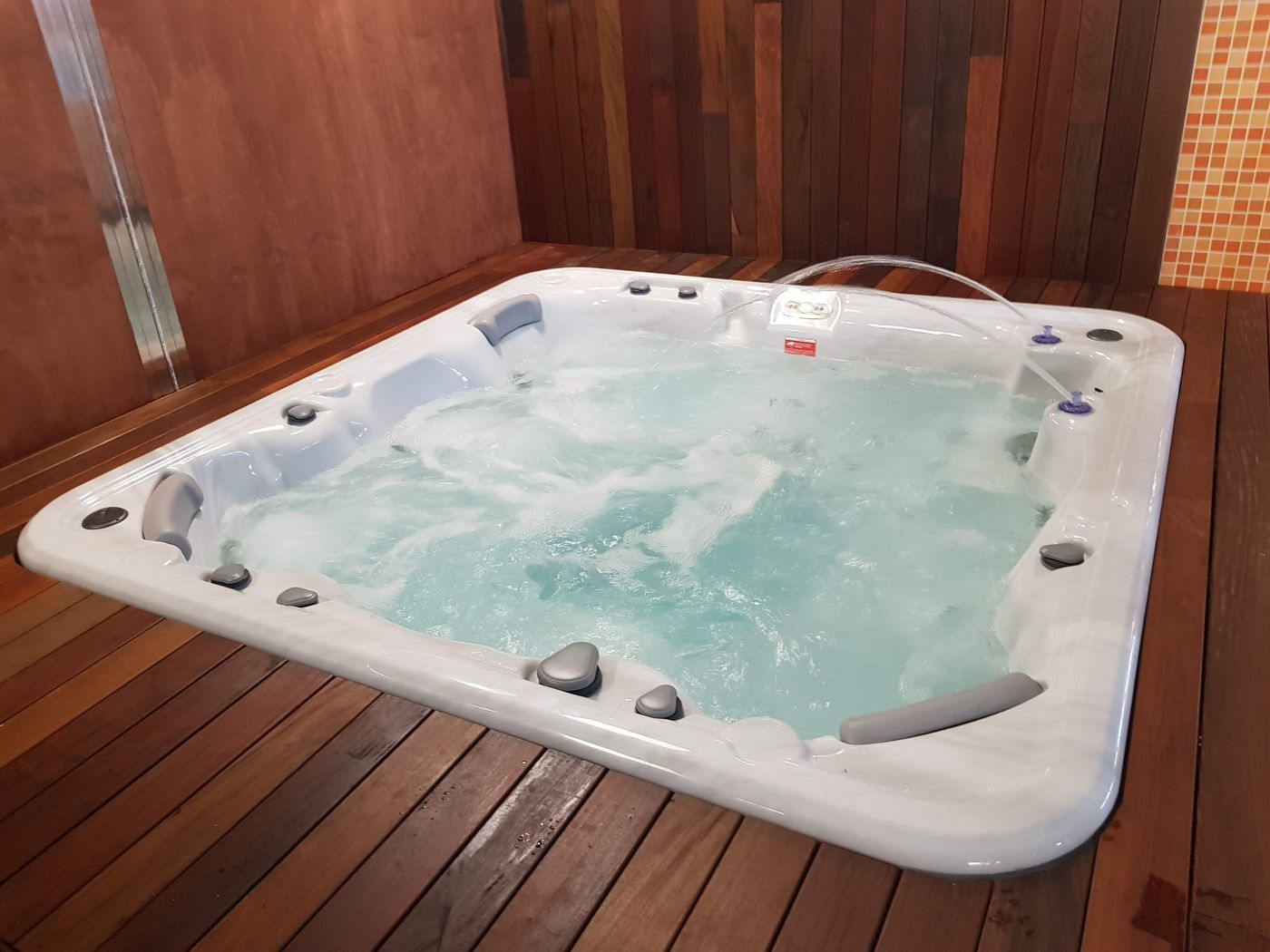 Intur-Orange-Sports-and-Entertainment-45