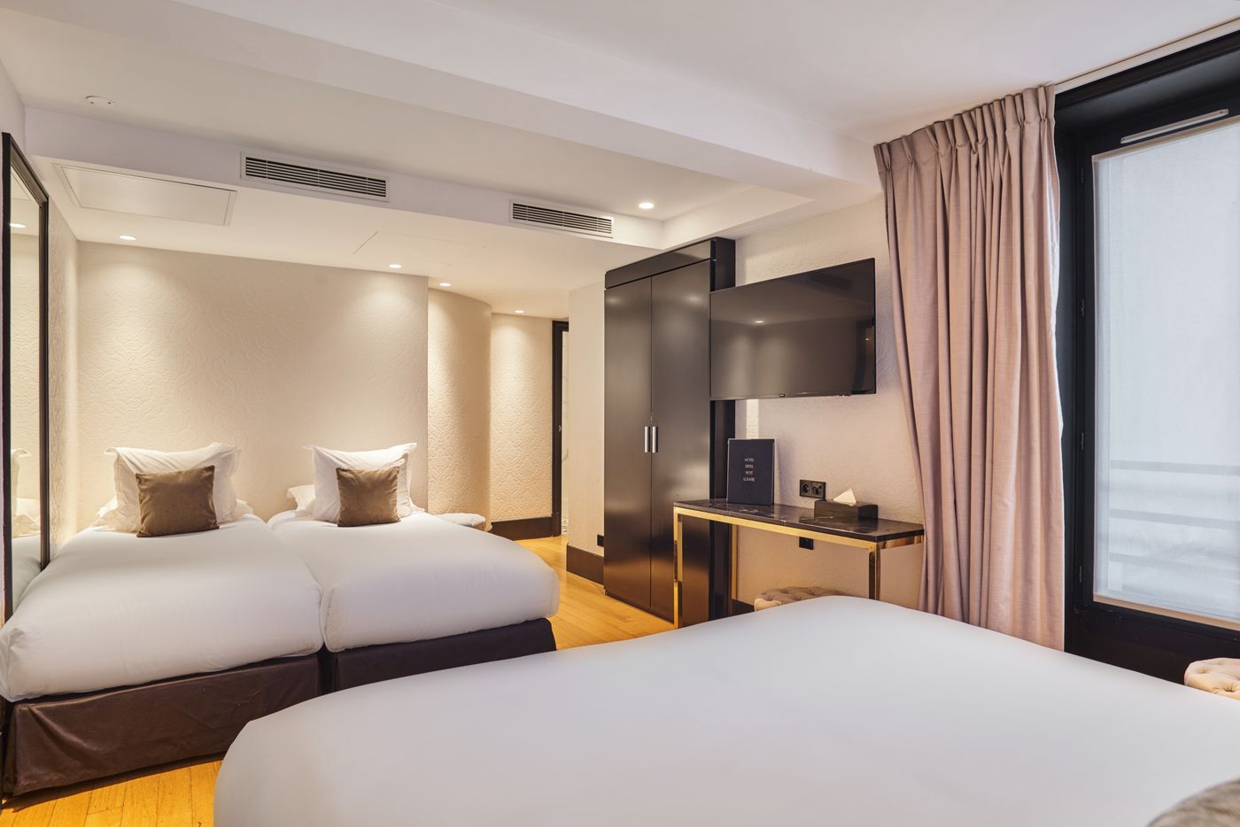 Hotel-Eiffel-Petit-Louvre-Room-28