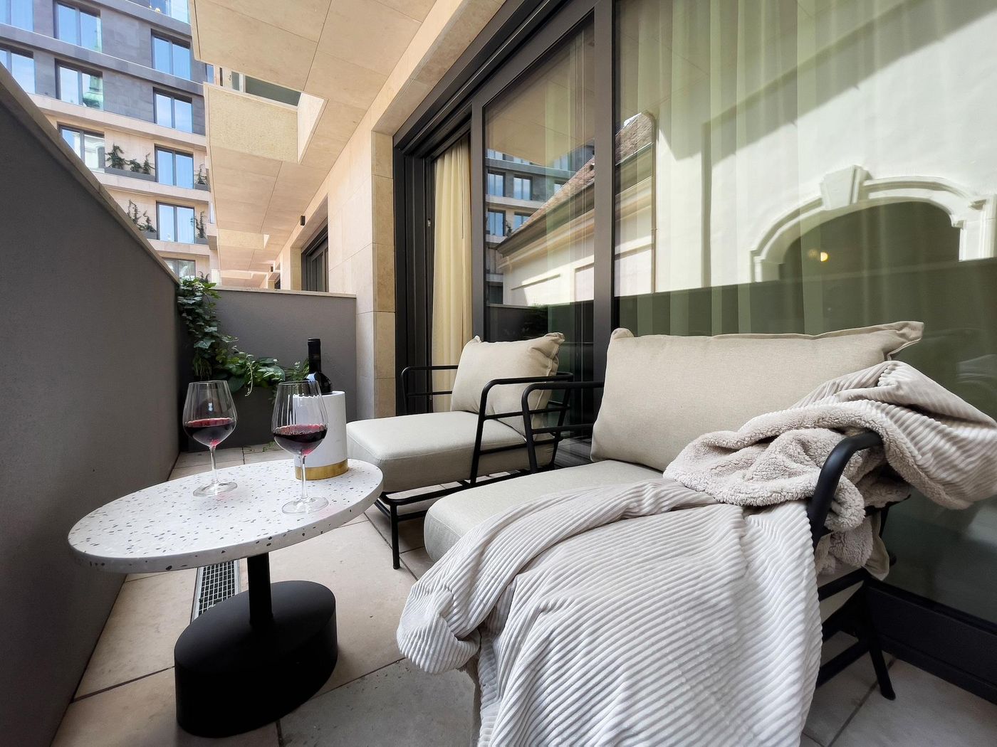 Hotel-Emerald---Suites-Room-3