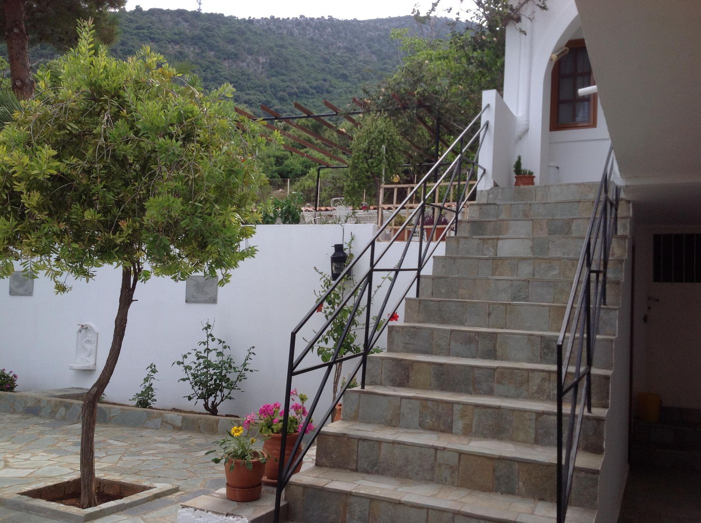 Travlos-Studios-Lobby-25