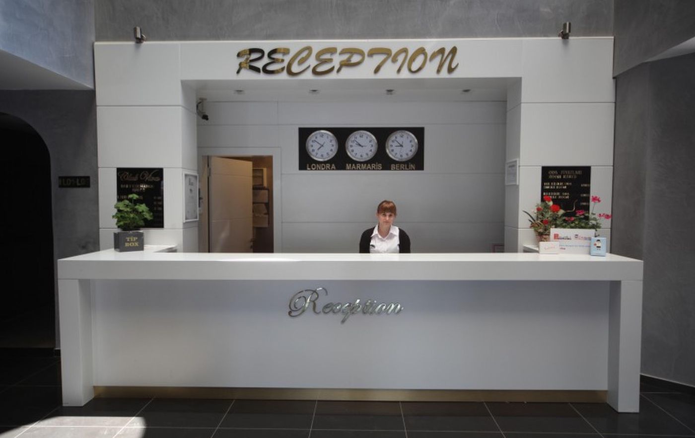 Club-Viva-Hotel-and-Apartments-Lobby-25