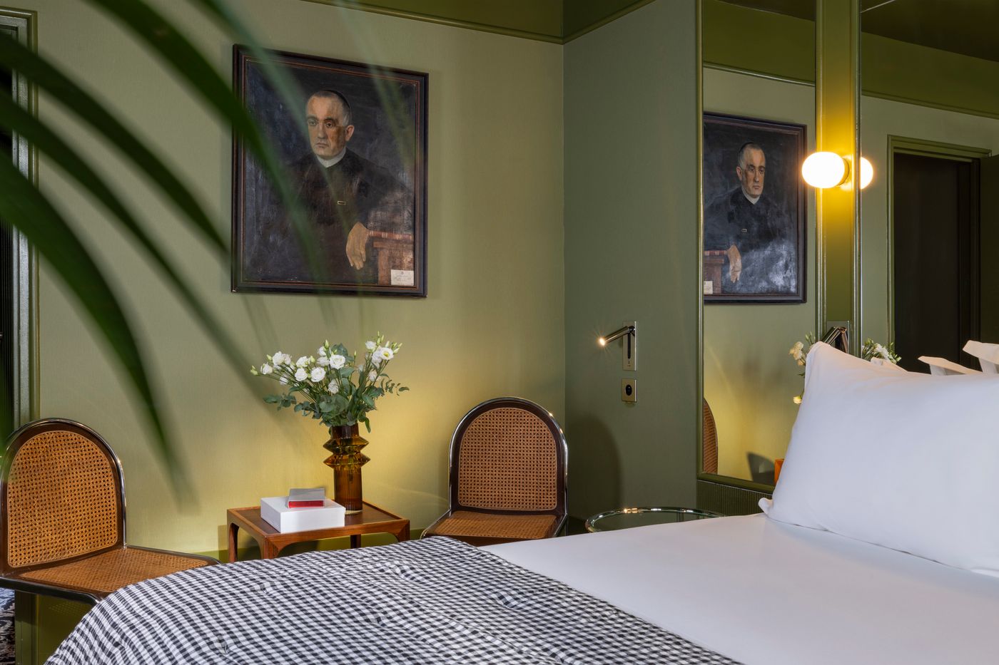 La-Conversation-Room-34