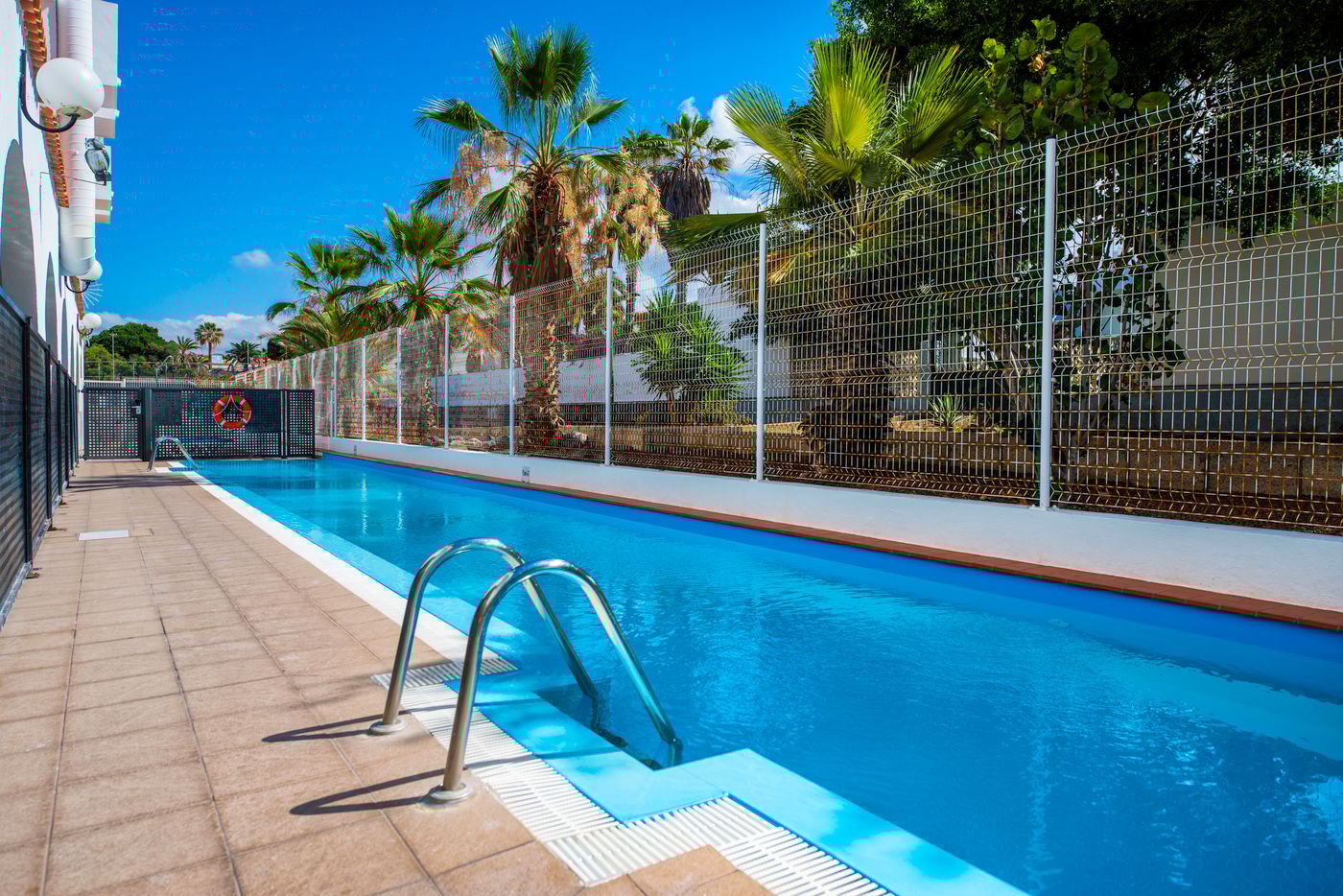 Apartamentos-Albatros-Pool-2