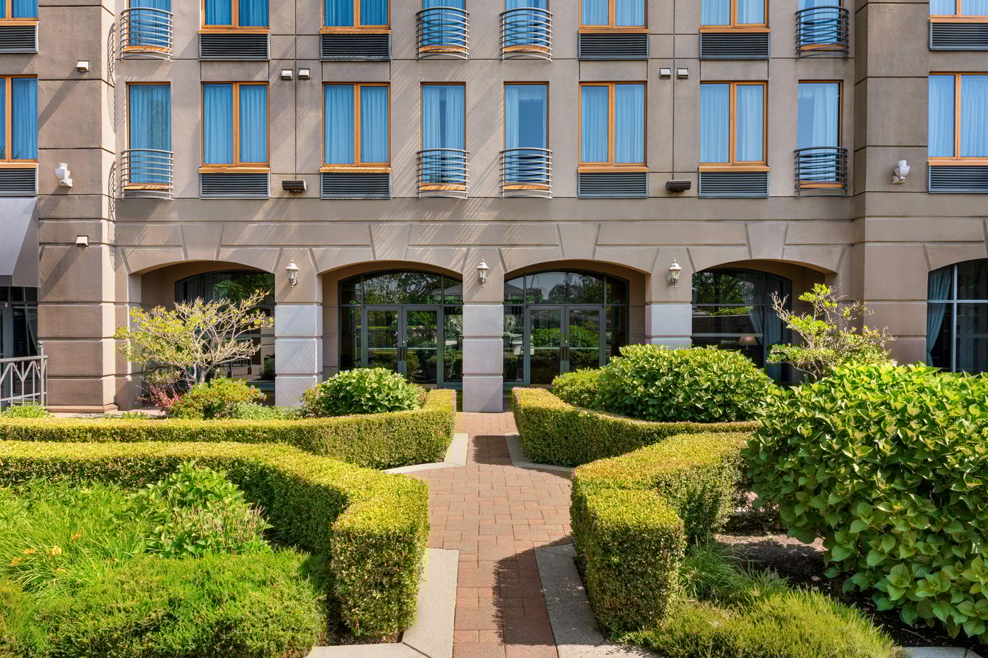 Holiday-Inn---Suites-North-Vancouver-General-view-41