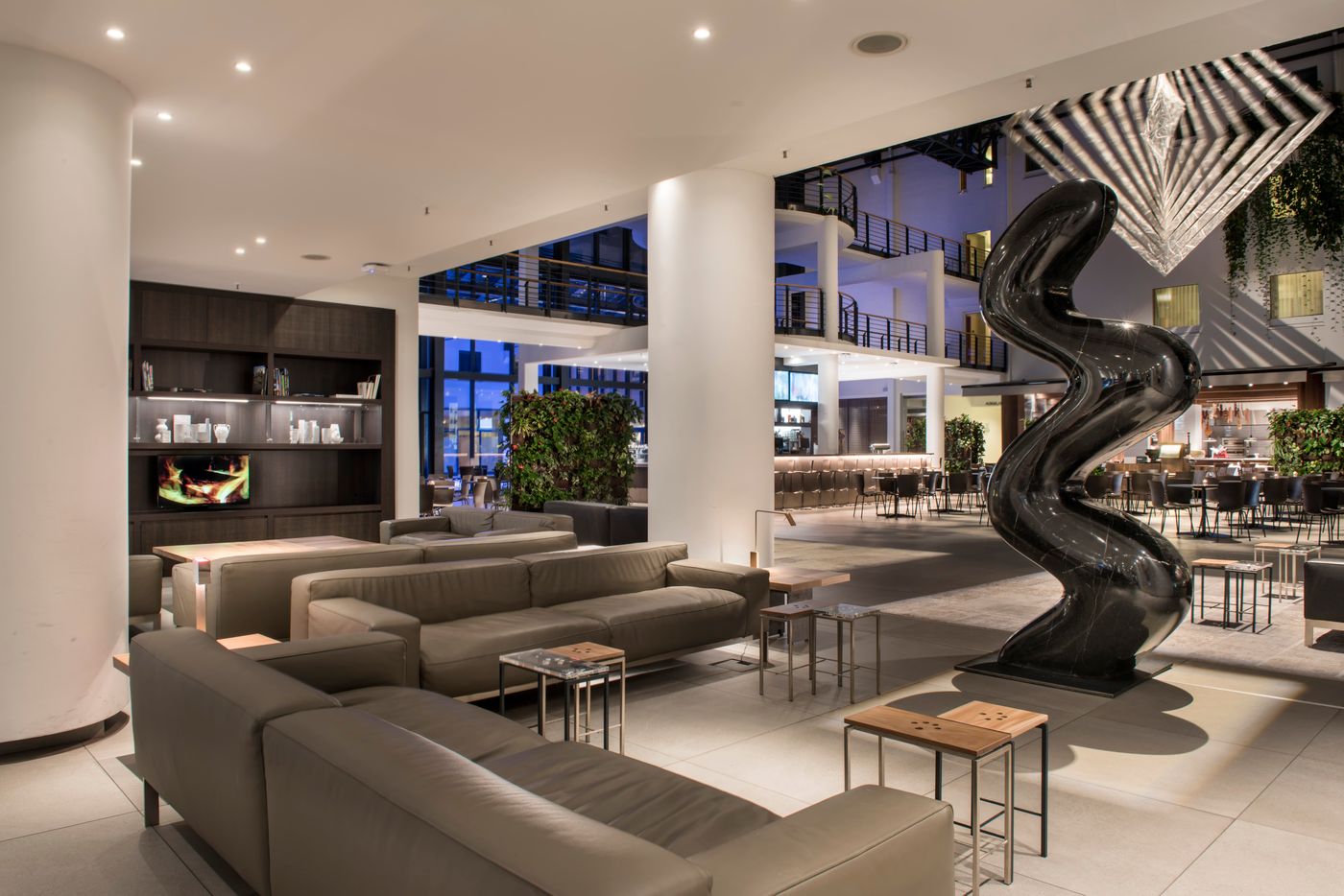 Estrel-Hotel-Berlin-Lobby-4