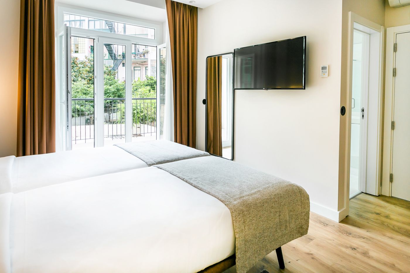 Lx-SoHo-Boutique-Hotel-by-RIDAN-Hotels-Room-7