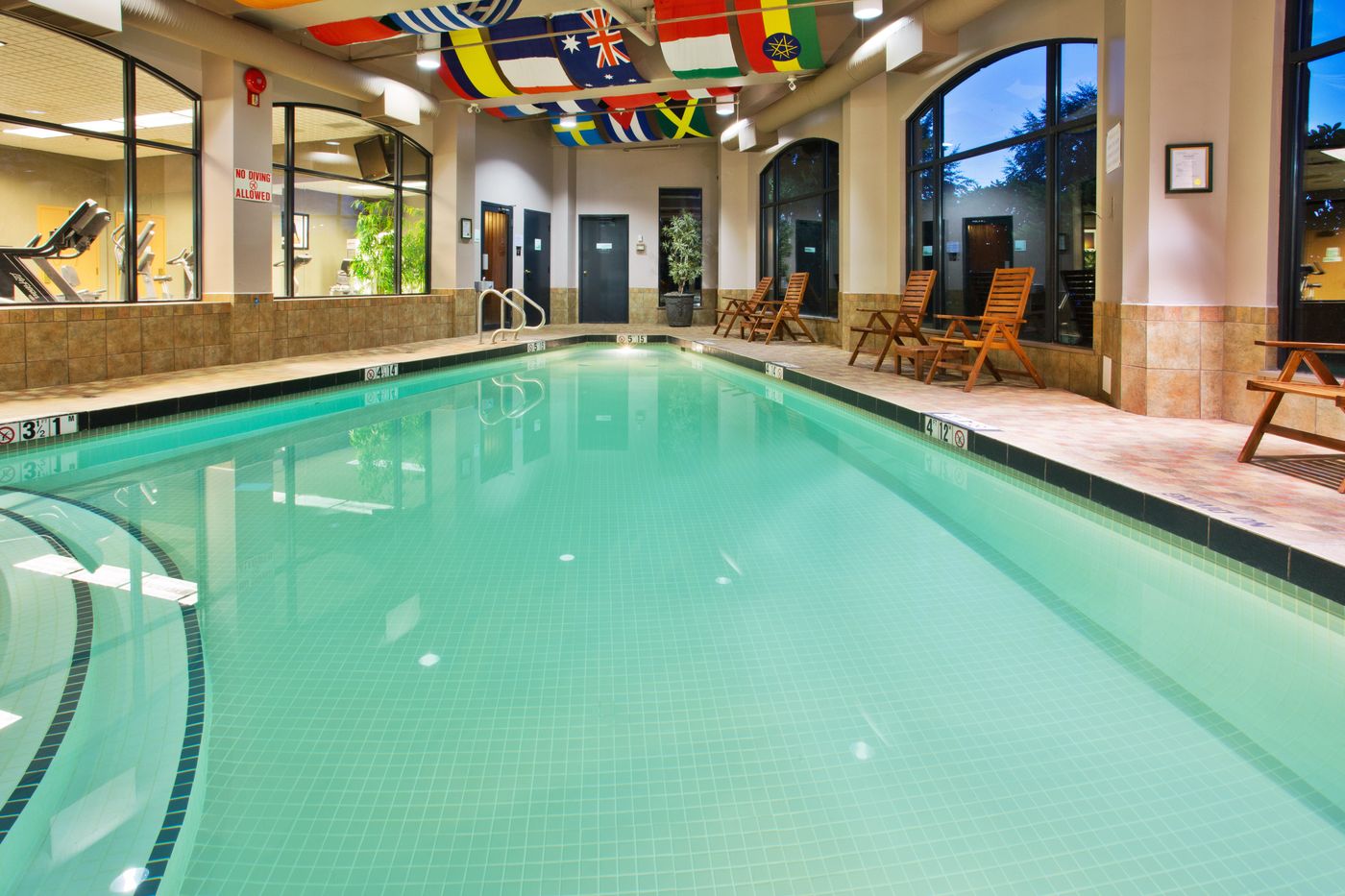 Holiday-Inn---Suites-North-Vancouver-Pool-25