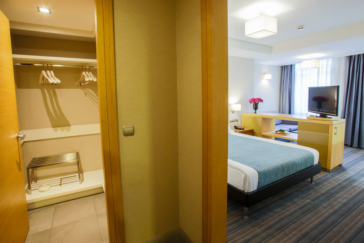 Housez-Suites-and-Apartments-Room-20