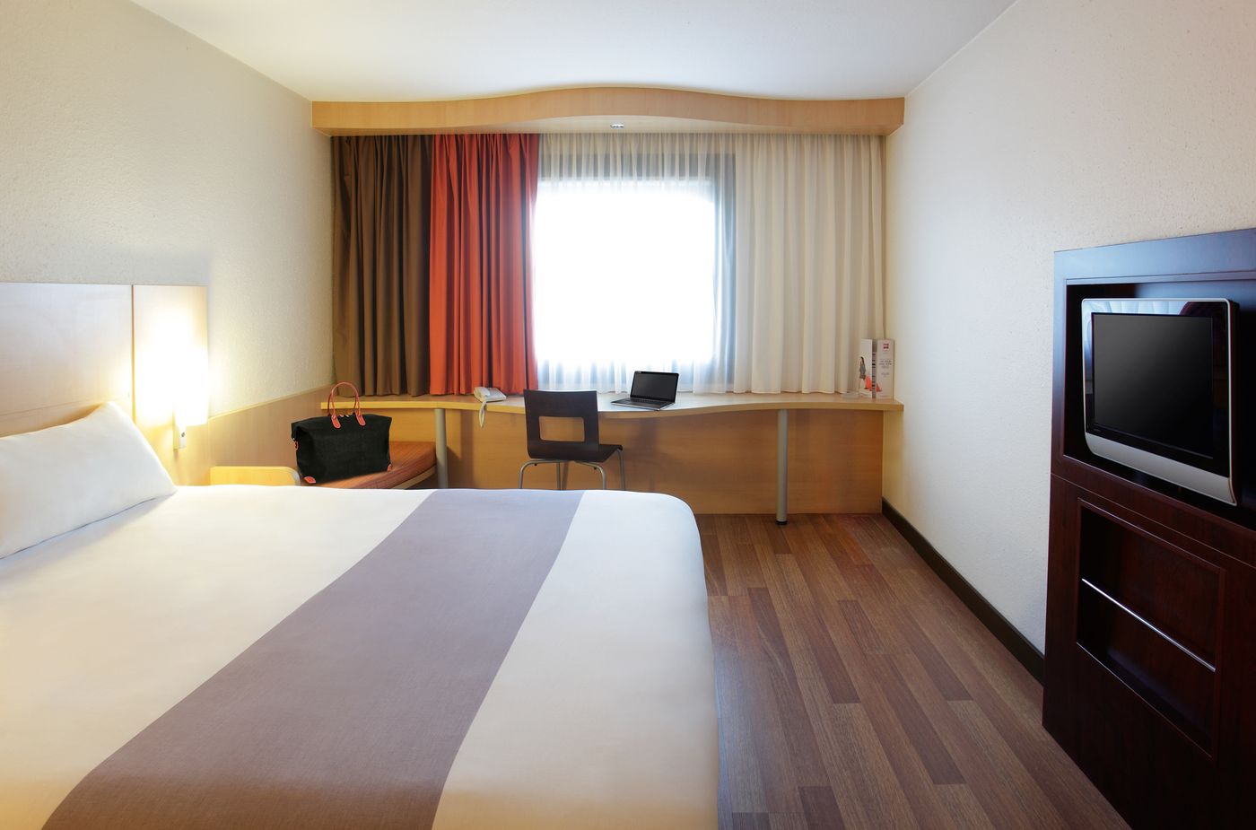 Ibis-Hotel-Heroes-Square-Room-28