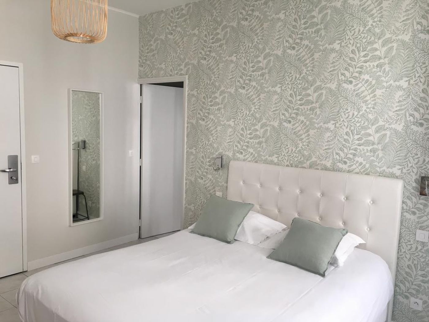 Central-France-AVIGNON-Room-8