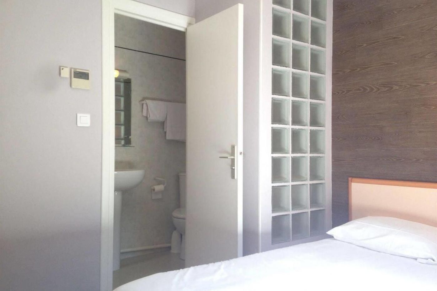 Hotel Les Cigalons-France-MARSEILLE-Room-4