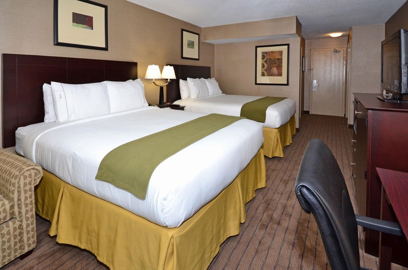 Holiday-Inn-Express-Boston-Brockton-Room-8