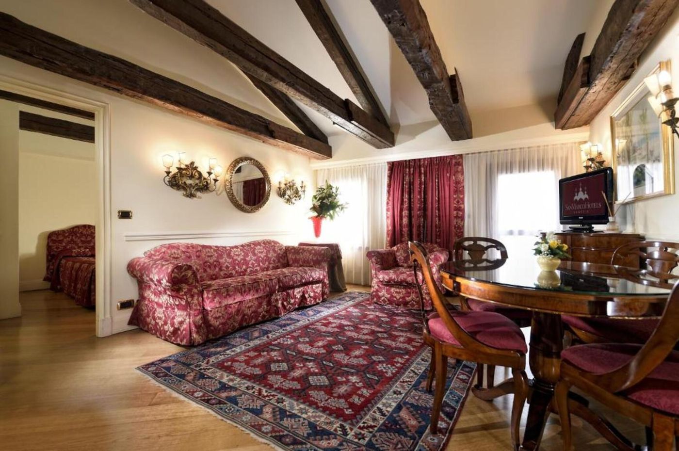 San-Marco-Luxury-a-Torre-dell--Orologio-Suites-Room-9