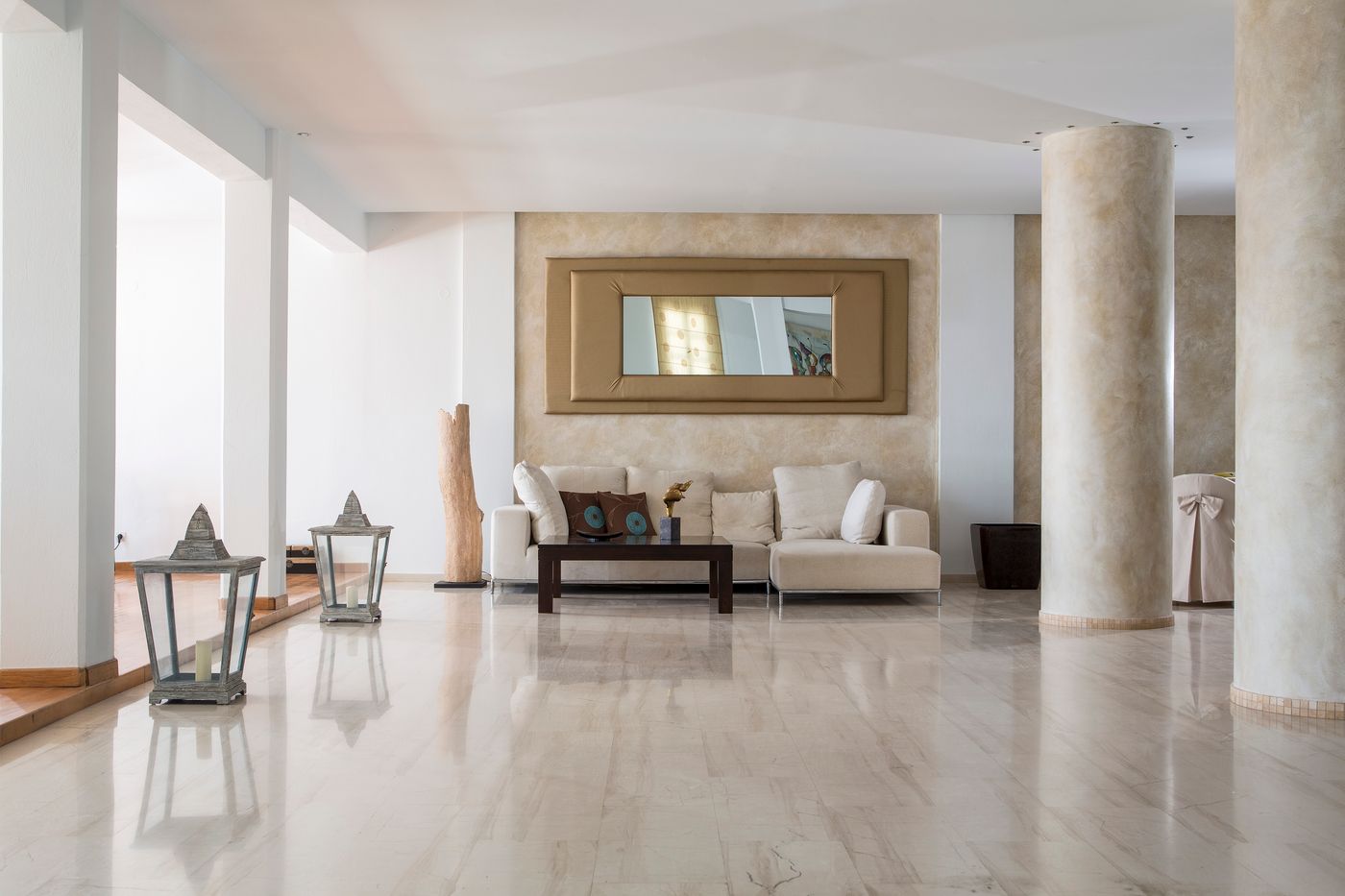 Manoulas-Beach-Lobby-41