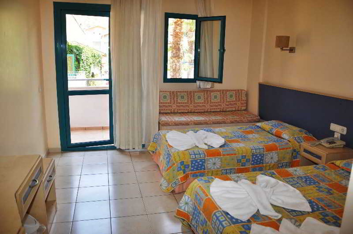 Montebello-Deluxe-Hotel-Room-14