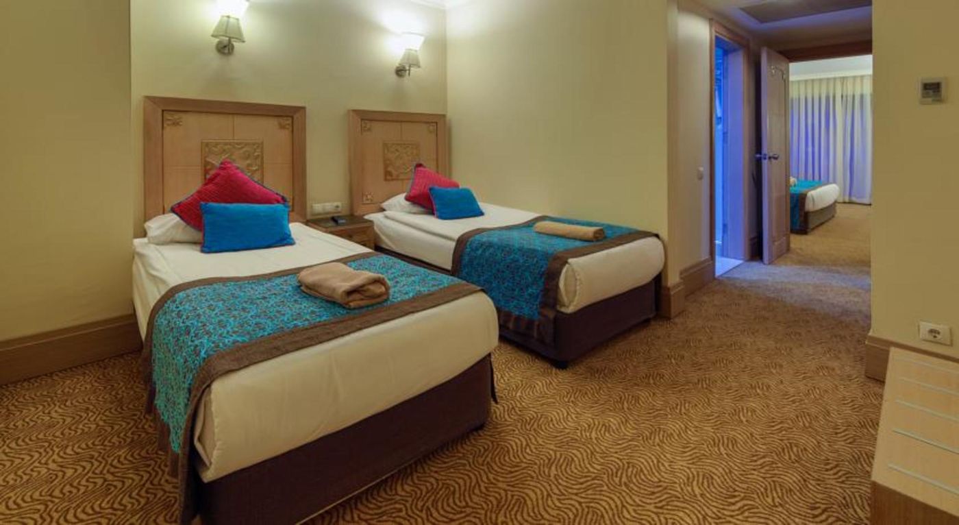 Crystal-Deluxe-Resort---Spa-Room-24