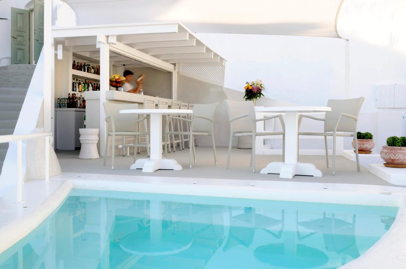 Aqua-Luxury-Suites-Bar-3