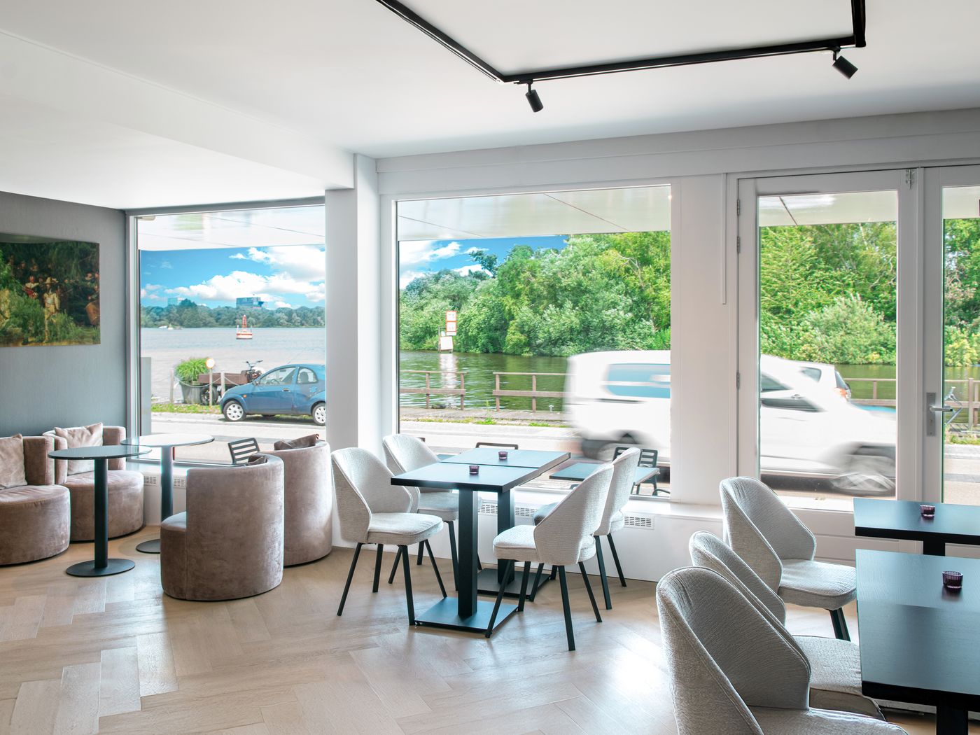 Amsterdam-Lake-Hotel-Lobby-2