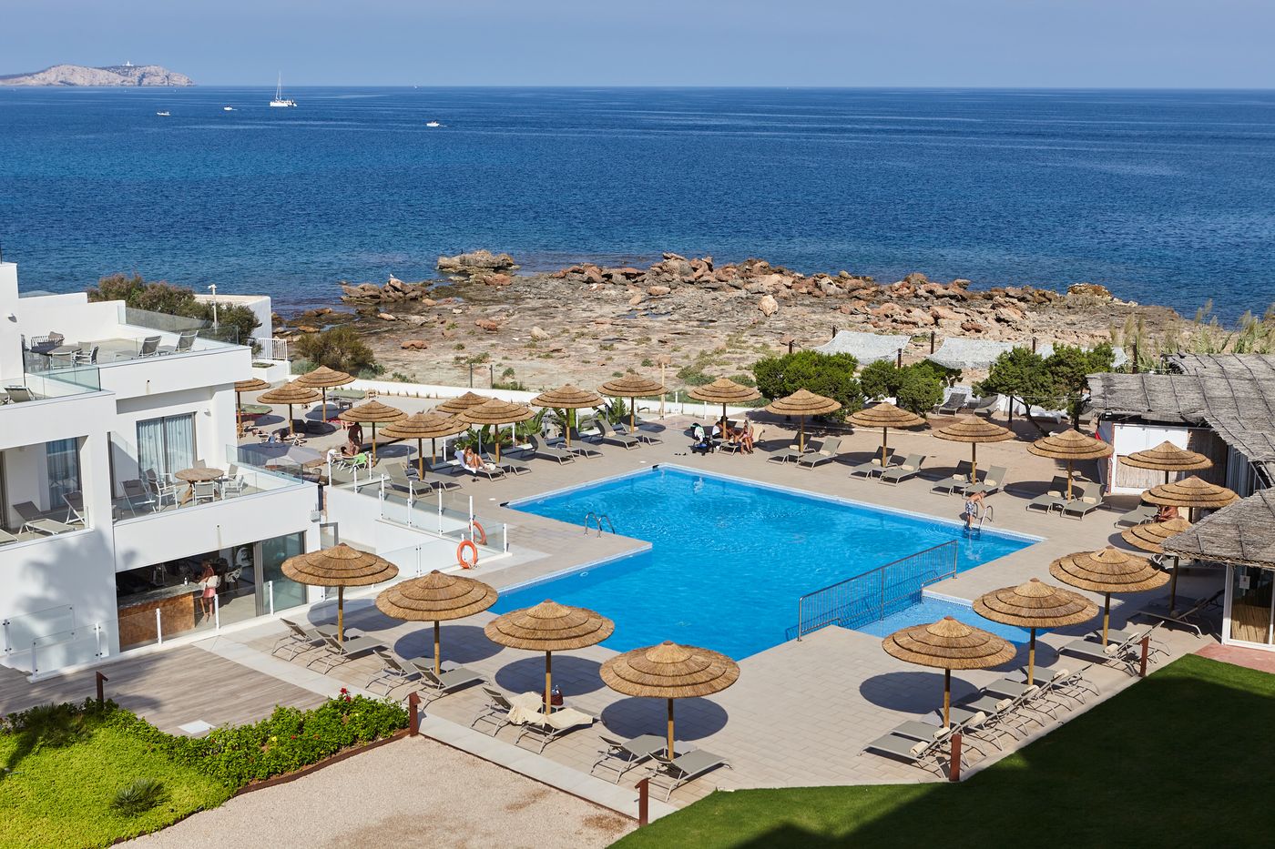 Marina-Palace-Prestige-by-Intercorp-Hotel-Group-Pool-2