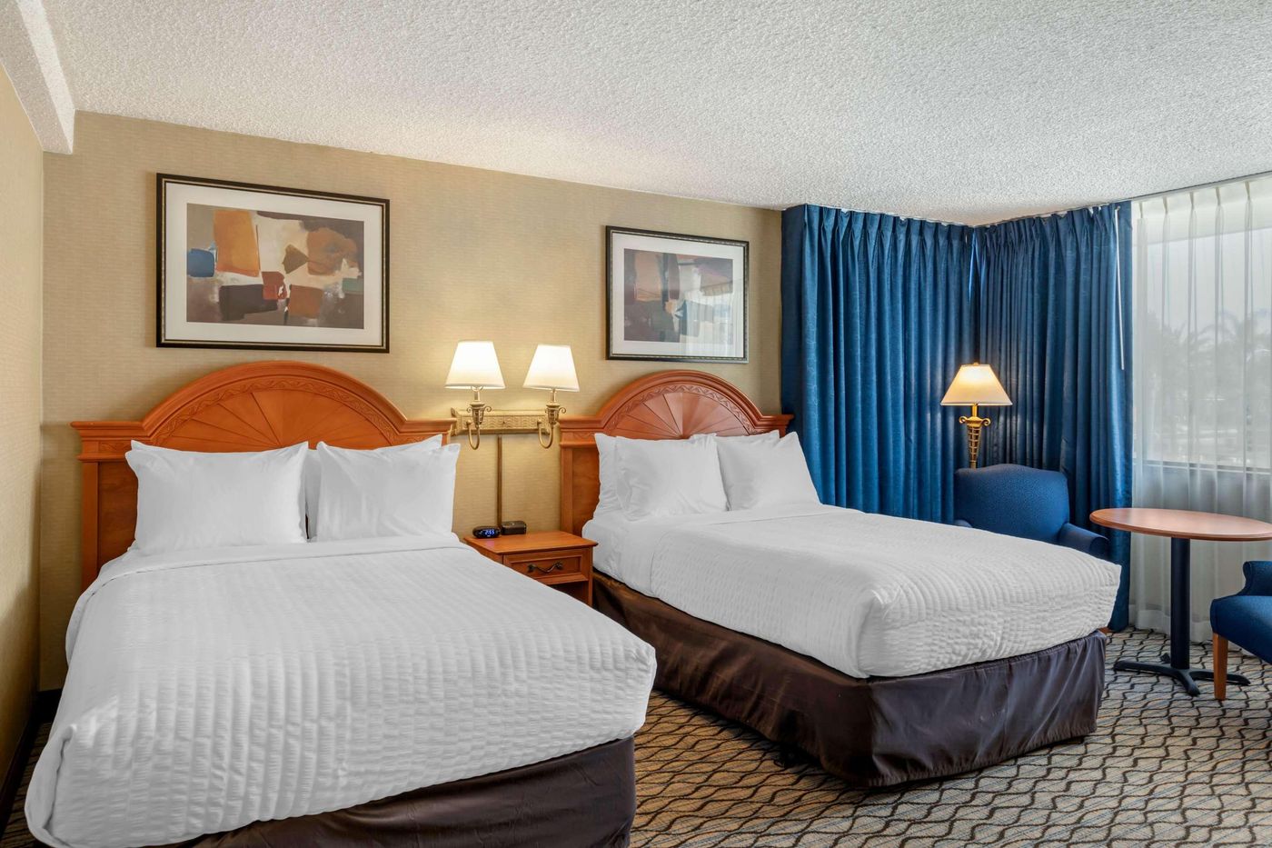 Clarion-Hotel-Anaheim-Resort-Room-27