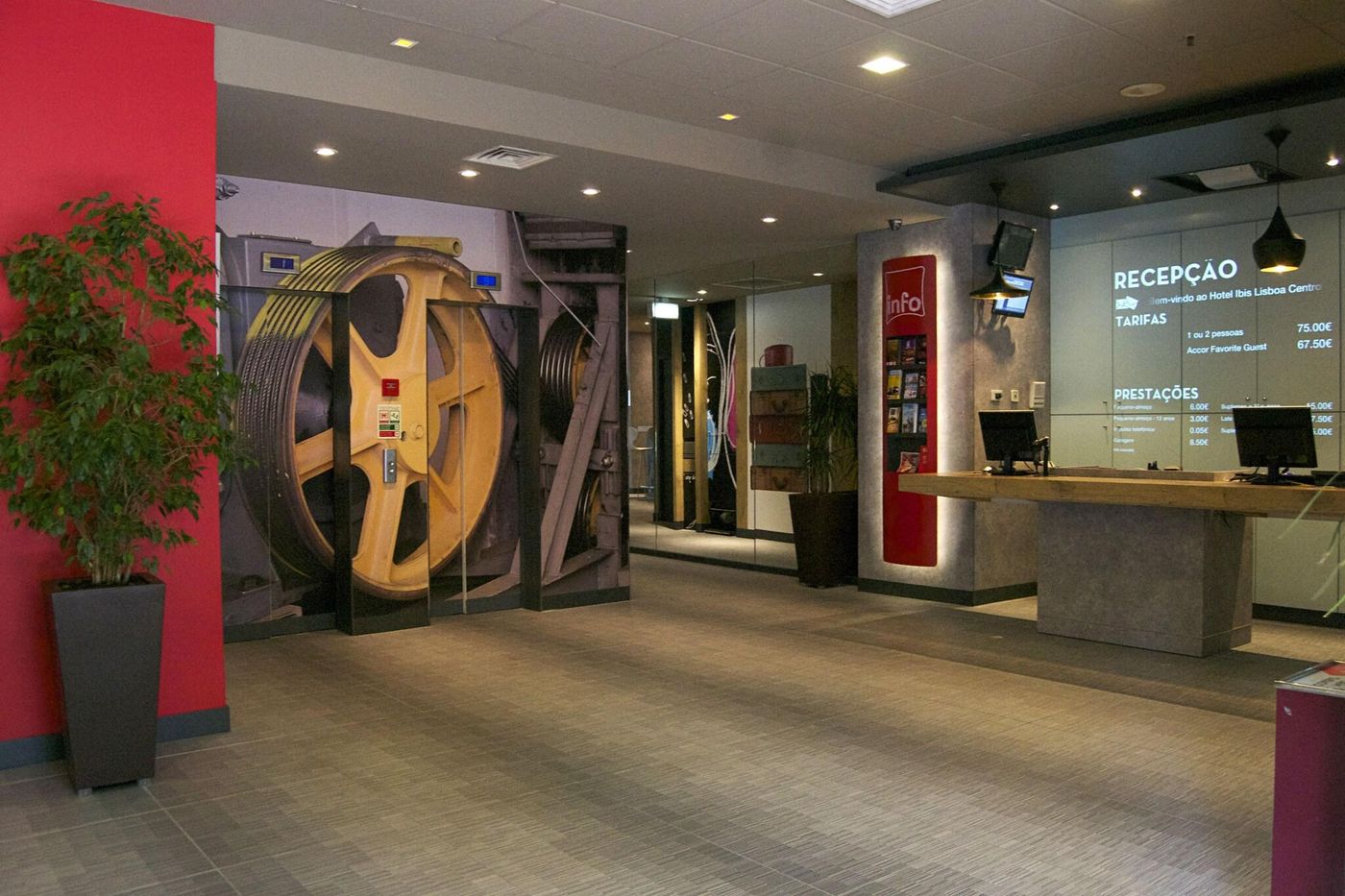 Ibis-Lisboa-Saldanha-Lobby-17