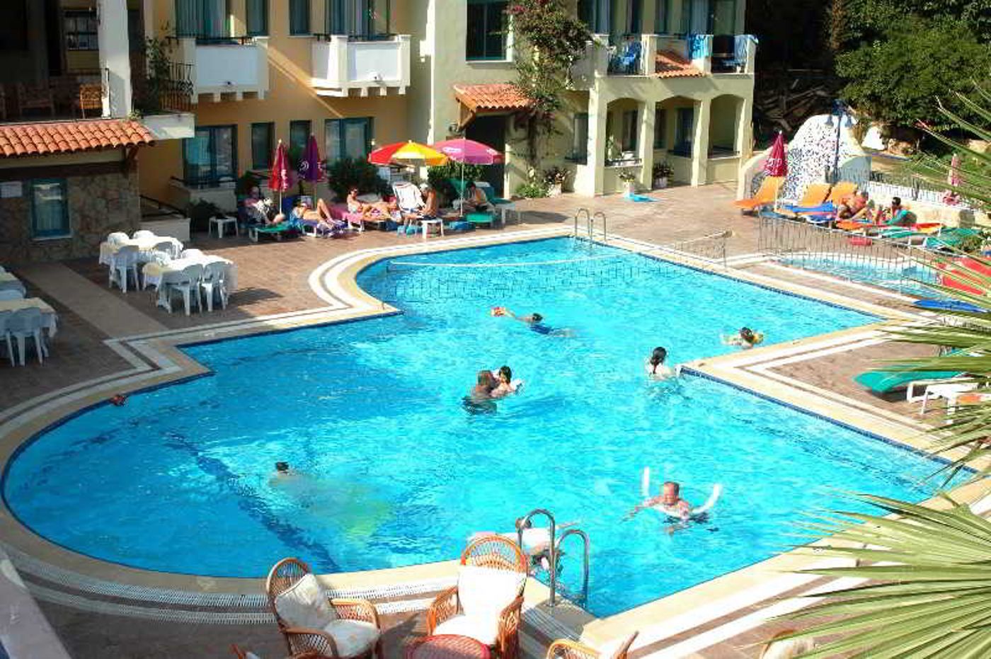 Montebello-Deluxe-Hotel-Pool-4