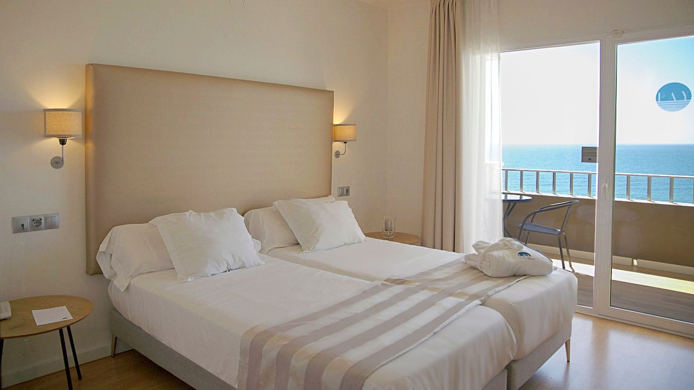 Fay-Victoria-Beach-Room-21